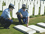Десятки могил британских солдат осквернены на воинском кладбище во Франции