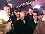 На площади их приветствовали сотни москвичей и гостей российской столицы, обступив лидеров двух государств плотным кольцом