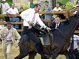 Открывая парк в центре Стамбула Эрдоган решил прокатиться на лошади