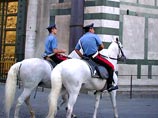 Итальянские карабинеры пасут своих лошадей в городских парках