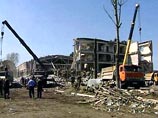 Спасатели, работающие на разборе завалов на месте теракта в Моздоке, обнаружили около 19:00 мск тело еще одной погибшей Спасатели, работающие на разборе завалов на месте теракта в Моздоке, обнаружили около 19:00 мск тело еще одной погибшей