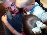 В России братья и сестры жили в разных приютах. Новую семью они нашли благодаря программе Worldlinks. Сотрудники собрали всех их вместе еще в России, а потом отправили в США для усыновления В России братья и сестры жили в разных приютах. Новую семью они нашли благодаря программе Worldlinks. Сотрудники собрали всех их вместе еще в России, а потом отправили в США для усыновления