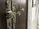 Cотрудники спецслужб, к 18 часам вечера закончили осмотр здание правительства России на Краснопресненской набережной и не нашли там бомбу, о которой ранее в милицию сообщил неизвестный человек Cотрудники спецслужб, к 18 часам вечера закончили осмотр здание правительства России на Краснопресненской набережной и не нашли там бомбу, о которой ранее в милицию сообщил неизвестный человек