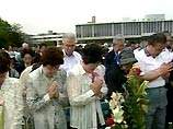 Среди 40 тыс. человек, пришедших в мемориальный Парк мира, были премьер-министр Японии Дзюнъитиро Коидзуми и посол РФ в Японии Александр Панов