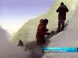 В среду спасатели поднялись на высоту 2 тыс. 700 м и обнаружили трех чешских туристов, которые пытались спустить тело погибшего спортсмена