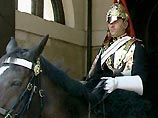Тяжелее всего приходится гвардейцам королевы - даже в столь жаркую погоду они не могут изменить уставу, который приписывает им носить мундир из плотной ткани и металлическую каску