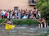 Необычный вид отдыха вот уже 35 лет практикуют жители небольшого итальянского городка Риети. Каждый август в местной реке Велино проводятся гонки на ваннах