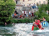 Участники должны преодолеть 800 метров на своих деревянных ваннах, используя длинные весла. Местные жители считают, что только этот вид спорта достоин настоящих мужчин