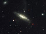 Американские астрономы сообщили, что гигантская галактика находится на расстоянии 2 млрд. световых лет от Земли. Ученые назвали ее Головастиком