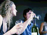 Умеренно пьющие зарабатывают в среднем на 17% больше, чем те, кто предпочитает воздержание, обнаружили исследователи из Университета Стрилинга