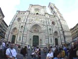Возле знаменитых соборов во Флоренции теперь нельзя ни сидеть, ни лежать