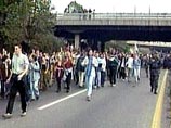 Демонстранты перекрыли шоссейную магистраль Печ-Косовская Митровица, требуя задержания и наказания виновных, которыми они считают албанских экстремистов