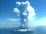 Сегодня утром произошел новый выброс магмы и пепла из жерла вулкана Ояма, проснувшегося еще месяц назад, на японском острове Мякехима в 200 км к югу от Токио