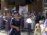 Большая группа женщин из Веденского района Чечни во вторник возобновила пикетирование у въезда на территорию комплекса правительственных зданий Чечни в Грозном