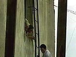 Группа грузинских беженцев из Абхазии - в основном женщины - захватили сегодня административное здание "Метростроя" в Глданском районе Тбилиси Группа грузинских беженцев из Абхазии - в основном женщины - захватили сегодня административное здание "Метростроя" в Глданском районе Тбилиси