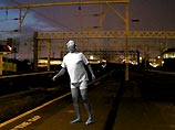 Бизнесмен-лунатик ночью сошел с поезда в пижаме Бизнесмен-лунатик ночью сошел с поезда в пижаме