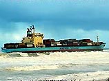 Утечка опасного химического вещества началась на американском судне Sealand Express, которое выброшено на мель во время шторма у южноафриканского порта Кейптаун