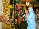 Более трех тысяч гостей приняли участие в популярнейшем индийском празднике Джанмаштами (день явления Кришны ), состоявшемся в московском храме Кришны на Хорошевском шоссе