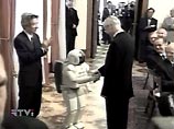 Премьеры Японии и Чехии отобедали в обществе человекоподобного робота Asimo. Его новую версию привез в Чехию Дзюнъитиро Коидзуми, чтобы почтить память знаменитого писателя Карела Чапека, который и придумал слово "робот" в 1921 году
