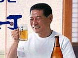 Китай стал "пивной сверхдержавой". По данным ежегодного исследования, проведенного японской пивоваренной фирмой Kirin, в прошлом году Поднебесная обогнала по производству пиву США. В Китае было произведено 23,5 миллиарда литров янтарного напитка