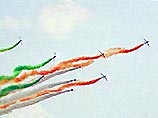 Итальянцы из Frecce Tricolori и французская группа La Patrouille de France исполнили в небе над Жуковским летную фигуру высшего пилотажа