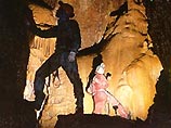 В субботу один из участников спелеологической экспедиции при спуске в пещеру сорвался с высоты 40 м, передает ИТАР-ТАСС. В результате падения он получил тяжелую травму позвоночника и перелом голени