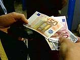 Европейская валюта продолжает дешеветь в России. По итогам единой торговой сессии за 1 евро давали меньше 33 рублей. Курс евро на ЕТС в понедельник снизился на 16,82 копейки и составил 32,9857 руб. за евро