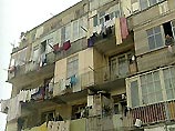 Полуразрушенный дом в самом центре Баку. Многие его жители, у которых нет телевизоров и возможности покупать газеты, сегодня неожиданно узнали о том, что в их город приехал президент России