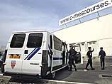 Вчера стало известно, что девять рефрижераторов, в которых находится более 100 невостребованных тел, припаркованы под охраной полиции на муниципальной автостоянке в Иври-сюр-Сен
