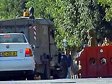 Автомобиль с секретарем викария римско-католической церкви следовал из Израиля на Западный берег реки Иордан. На блок-посту по машине было произведено три выстрела Автомобиль с секретарем викария римско-католической церкви следовал из Израиля на Западный берег реки Иордан. На блок-посту по машине было произведено три выстрела