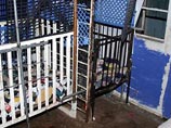 Родители держали пятилетних близнецов в клетках, кишащих тараканами. (ФОТО, ВИДЕО) Родители держали пятилетних близнецов в клетках, кишащих тараканами. (ФОТО, ВИДЕО)