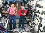 Работающие на орбите россиянин Юрий Маленченко и американец Эдвард Лу в условиях невесомости вручную упаковали в специальные контейнеры около тонны использованной одежды, гигиенических салфеток, консервных банок