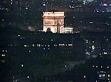 Десятки людей собрались на Эйфелевой башне в Париже, чтобы своими глазами увидеть первое затмение нового тысячелетия