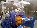 Двум врачам, Джону Драйдену и Фариду Коури, показалось, что опухоль распространилась и на пенис пациента, так что заодно отрезали и его