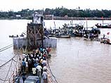 В Индии 32 человека получили ранения в результате произошедшего ранним утром в пятницу обрушения моста через реку Уппанар у деревни Синдаратхоппу в южном штате Тамилнад