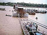 В Индии 32 человека получили ранения при обрушении моста через реку