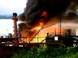 Двое пожарных пострадали во время тушения пожара на танкере "Виктория" Двое пожарных пострадали во время тушения пожара на танкере "Виктория"