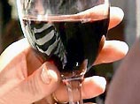 Ученые заявили в воскресенье, что в двух бокалах красного вина содержится достаточное количество полезных химических веществ, которые смягчают вред организму, причиняемый одной сигаретой