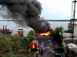 Пожар на танкере "Виктория" в Самарской области пока потушить не удалось, происходит контролируемое выгорание нефти