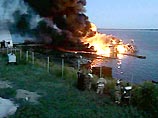 Нефтяные пятна, вылившиеся с горевшего под Самарой танкера, приближаются к Волгограду Нефтяные пятна, вылившиеся с горевшего под Самарой танкера, приближаются к Волгограду