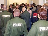Во Франкфурте начался судебный процесс над бандой торговцев людьми, состоящей из семерых мужчин и одной женщины - все в возрасте от 28 до 60 лет
