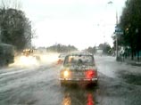 Южный циклон продолжает поливать дождями Москву и область. Днем в столице плюс 11-13 градусов, по области - плюс 10-15, умеренный северо-восточный ветер с порывами до 15 м/сек