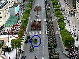 Находясь в толпе зрителей, собравшихся посмотреть военный парад, террорист сумел один раз выстрелить в направлении проезжавшей в кортеже машины президента, после чего был обезврежен