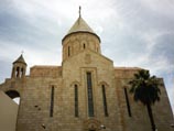 Двери этого храма, строившегося 18 лет,  открылись для верующих в 1998 году. До последней войны Армянская католическая церковь насчитывала около двух тысяч прихожан, а сейчас по воскресеньям здесь собираются армяне со всего Ирака
