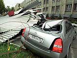 В Тюмени у департамента соцзащиты снесло крышу - 8 автомобилей разбиты (ФОТО)