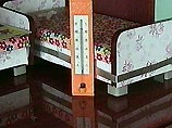 На термометре в спальной комнате приюта невозможно понять, до какой отметки опустилась температура. Минусовых делений на градуснике нет