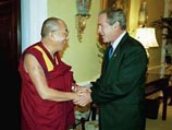 Вопреки демаршам со стороны Пекина Далай-лама XIV в ходе поездки в США встретился с президентом Джорджем Бушем, госсекретарем Колином Пауэллом и посетил американский конгресс