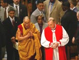 Во время пребывания в Вашингтоне Далай-лама посетил англиканский кафедральный собор американской столицы, где его встретил епископ Джон Брайсон Чейн