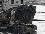 Близ Камчатки пограничники спасли судно, подняв его на борт своего корабля