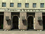 Как заявили в городском стройкомплексе, в течение года здание, построенное в 1935 году по проекту архитектора Алексея Щусева, полностью разберут, а на его месте воздвигнут новый современный отель по первоначальному, не реализованному до конца проекту Щусе